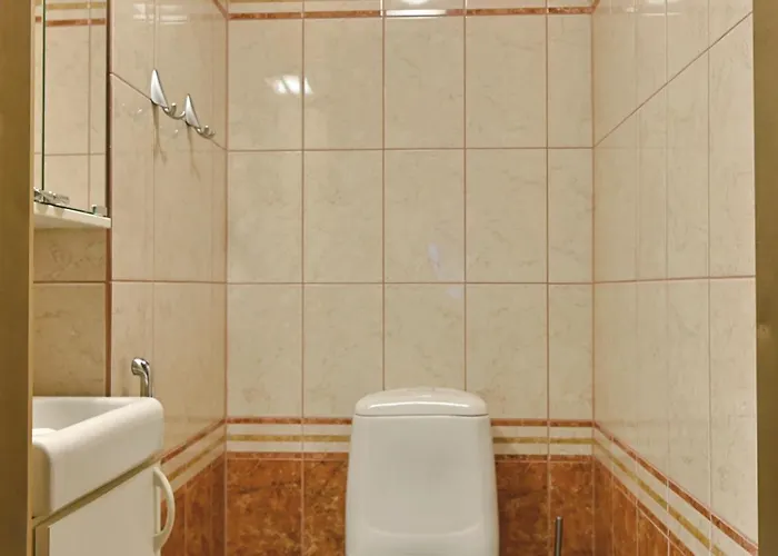 Alley 3b - In Centre * Levi